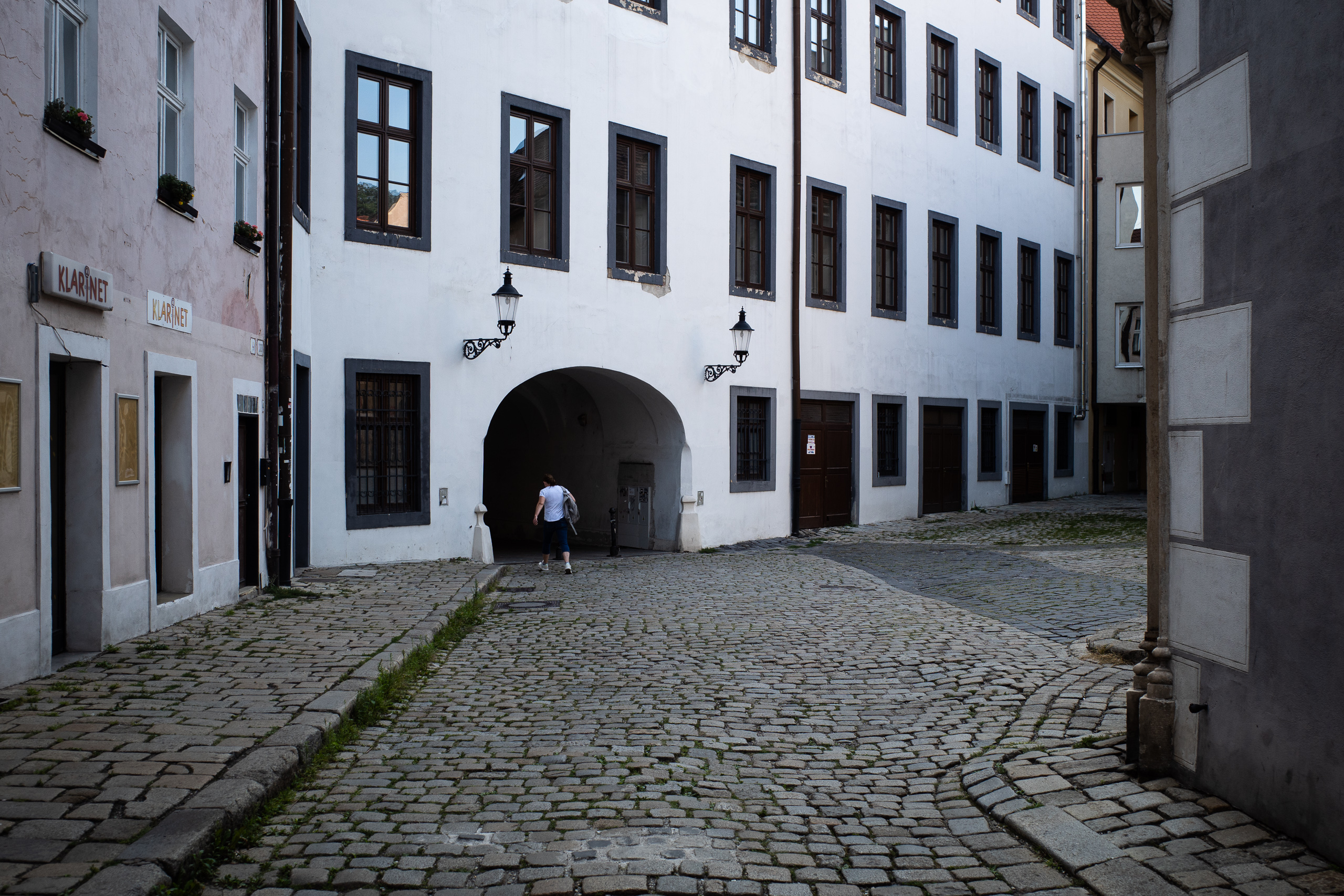 Kopfsteinpflaster und Tordurchfahrt in der stillen Altstadtgasse